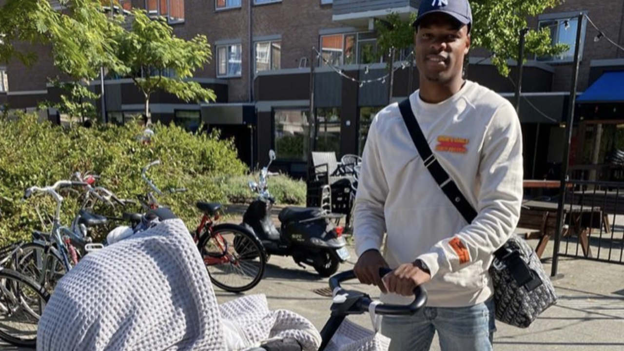 Illustratie voor: Held op het veld én met de kids: deze Oranje-spelers zijn echte familiemannen