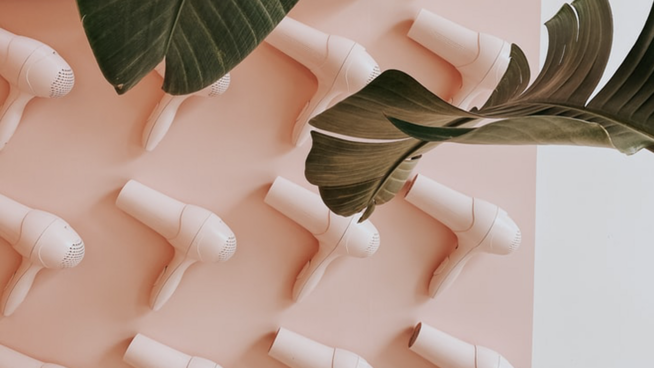 Illustratie voor: 10 x tips om je wilde lokken beter te föhnen.