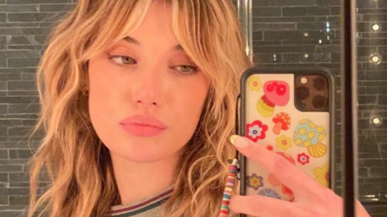 Illustratie voor: Check it out: alle it-girls hebben dit telefoon accessoire