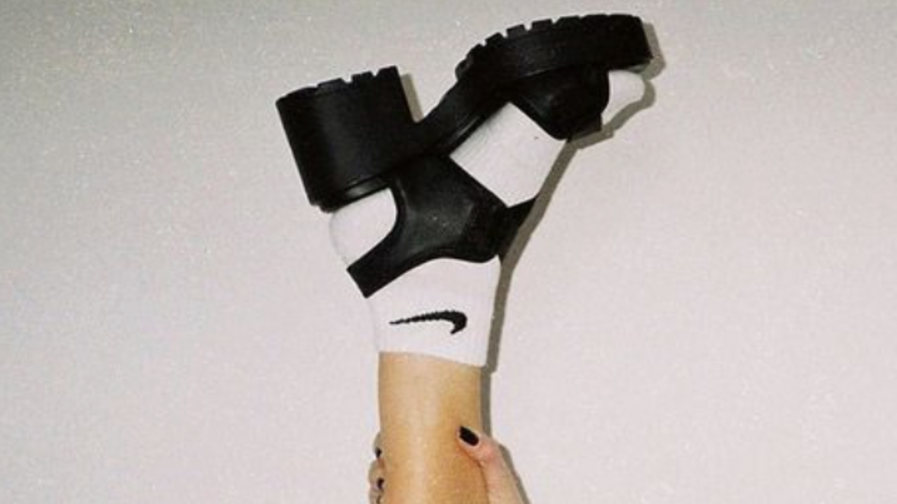 Illustratie voor: Modetrend: sokken in sandalen lijken weer helemaal in te zijn