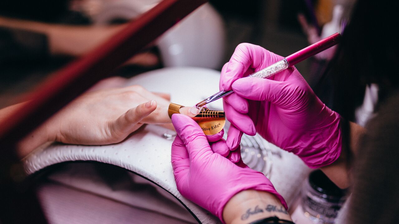Illustratie voor: Zin in een manicure? Dit betaal je per provincie gemiddeld voor gel- en kunstnagels