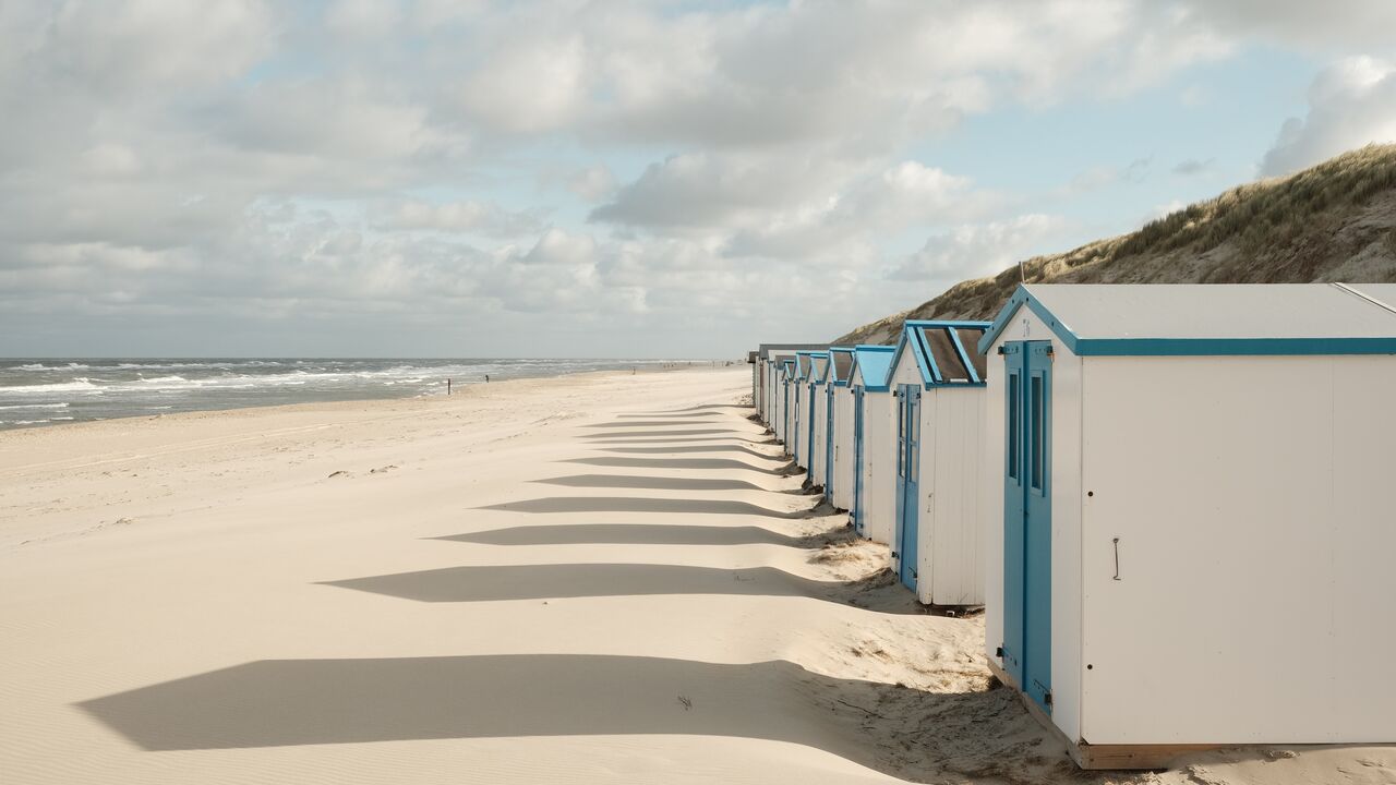 Illustratie voor: Zomer in eigen land: 3 leuke strandtenten op Texel