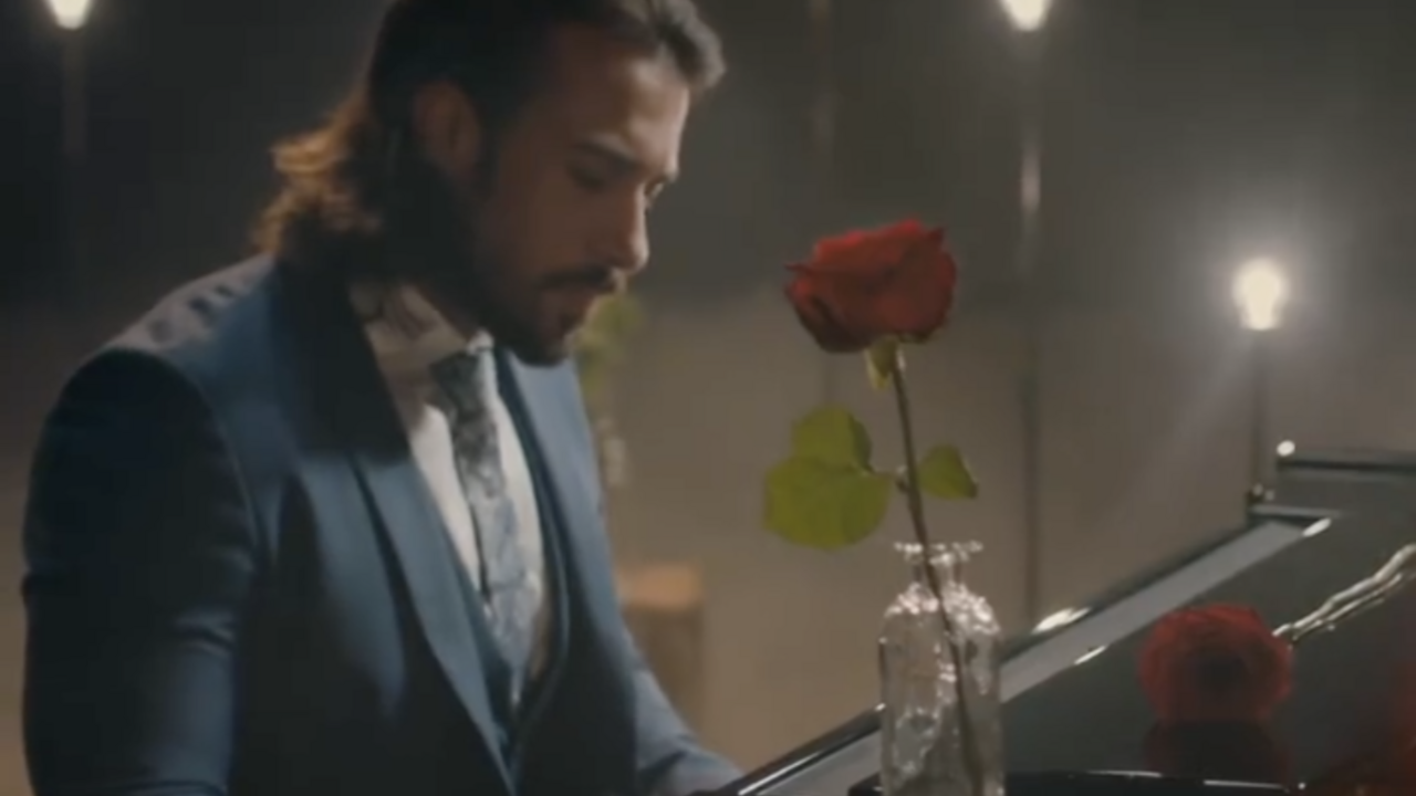 Illustratie voor: OMG: Bachelor Fabrizio zoent met deze twee dames achter elkaar