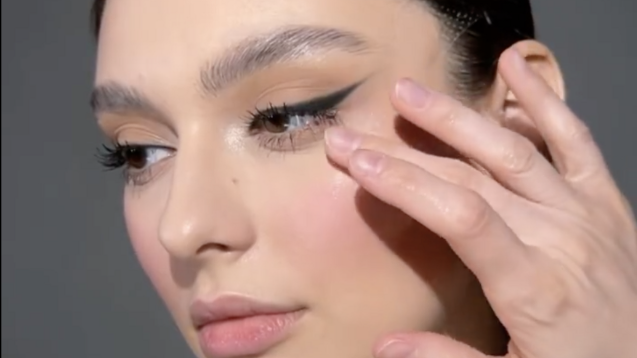 Illustratie voor: Weg met de kwasten: waarom je make-up met je handen moet aanbrengen