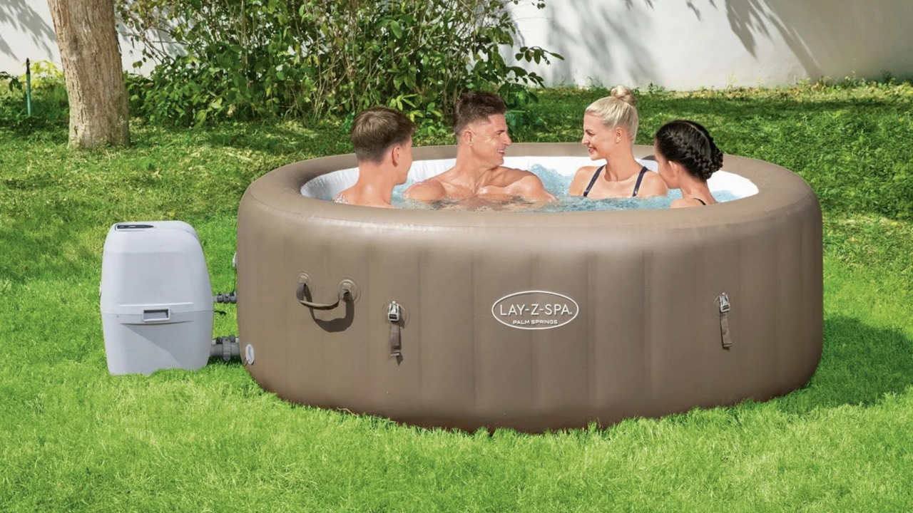 Illustratie voor: In deze goedkope hottub van de Lidl past jouw hele vriendengroep