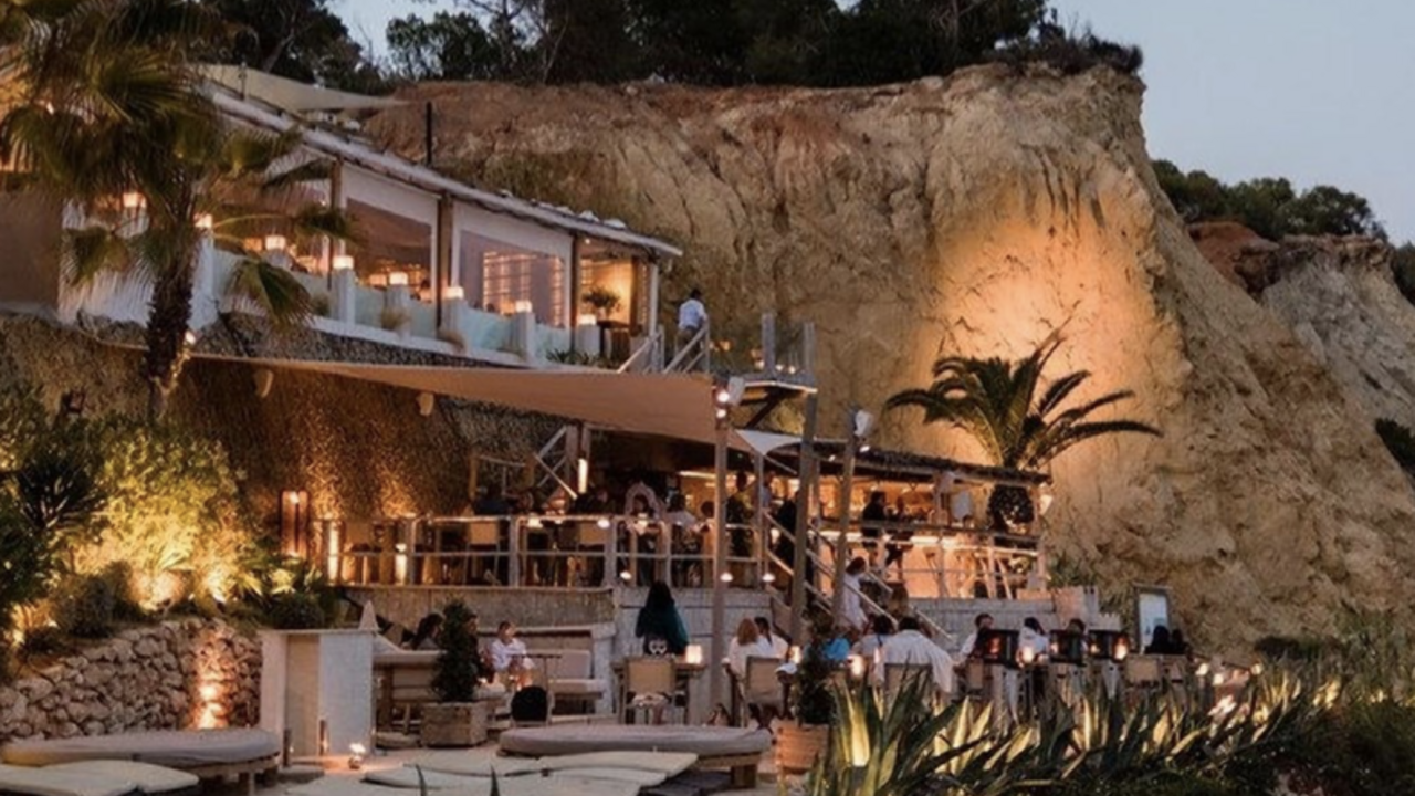 Illustratie voor: Dit zijn de 6 fijnste hotels en beachclubs aan de oostkust van Ibiza