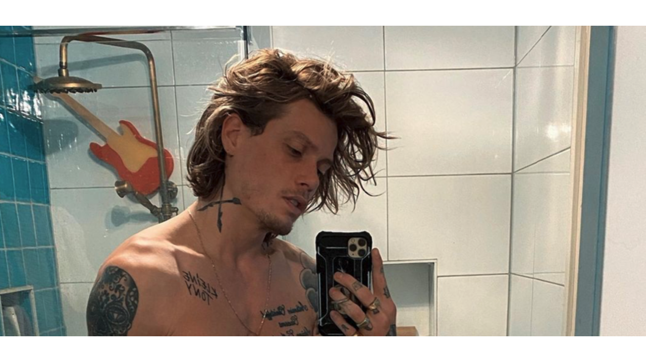 Illustratie voor: Tony Junior laat een wel heel intieme tatoeage zetten