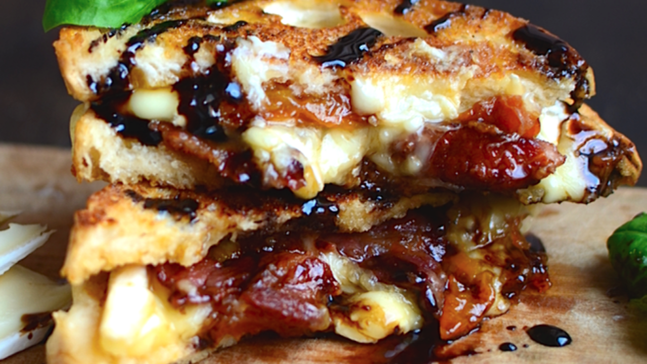 Illustratie voor: Recept voor één persoon: tosti met bacon, brie en abrikoos