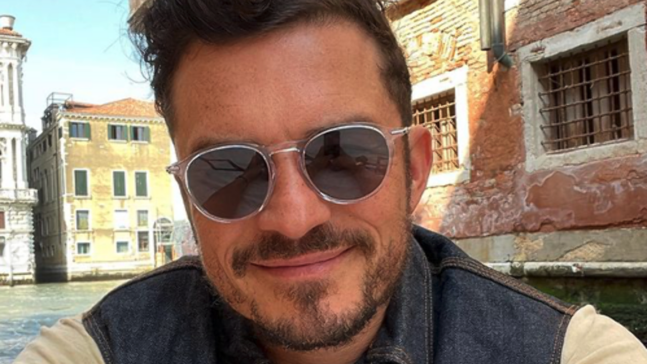 Illustratie voor: Daddy alert! Orlando Bloom laat zijn blote billen zien