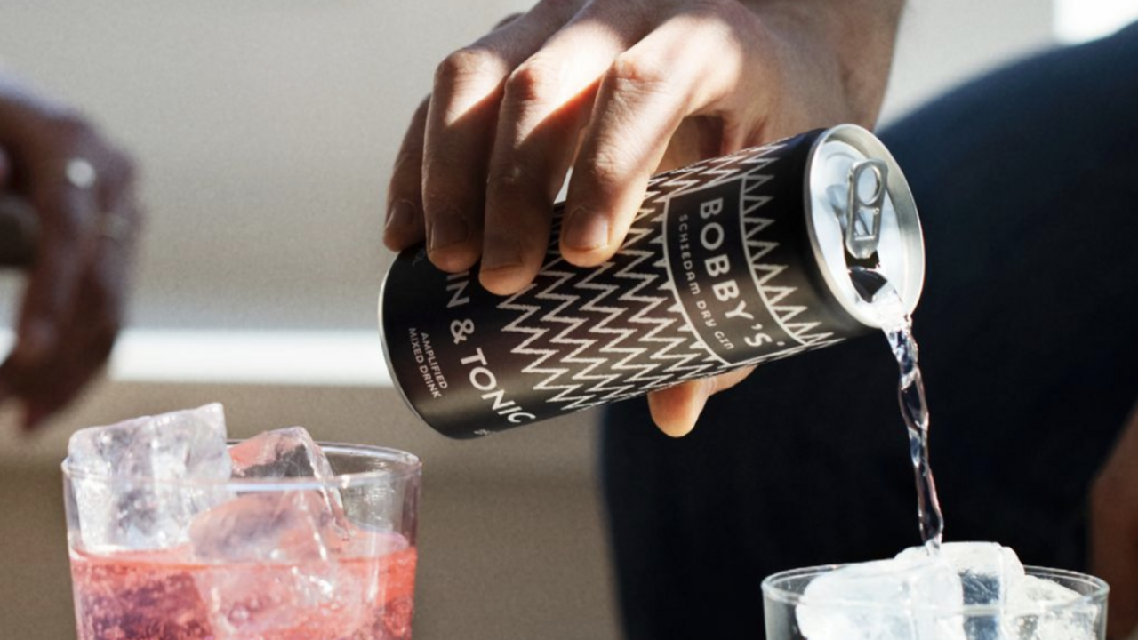 Illustratie voor: Score! Ons favoriete alcoholische drankje nu in blik