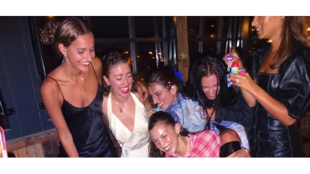 Illustratie voor: 6x waarom jouw middelbare school besties voor altijd je vriendinnen blijven