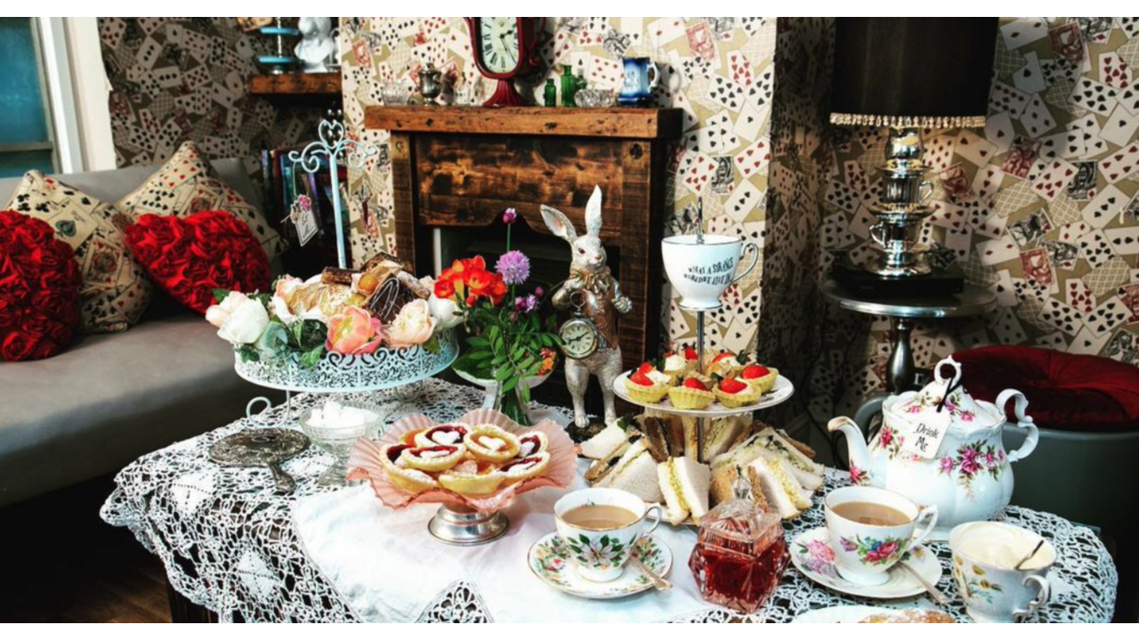 Illustratie voor: In Engeland kun je in een hotel met Alice in Wonderland thema slapen