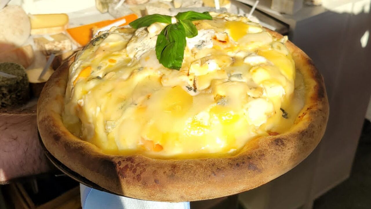 Illustratie voor: Franse chefs maken een pizza met 834 verschillende soorten kaas