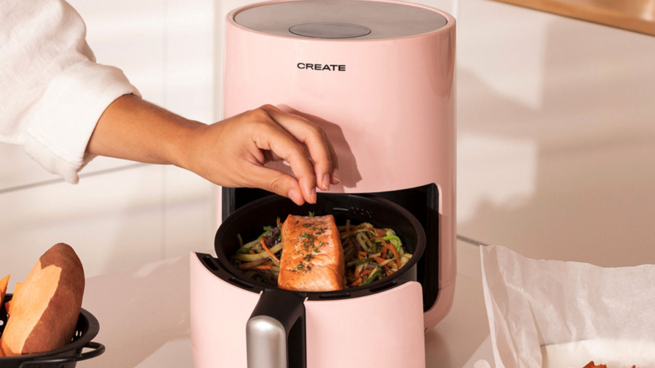 Illustratie voor: Frituren in stijl doe je met deze roze airfryer