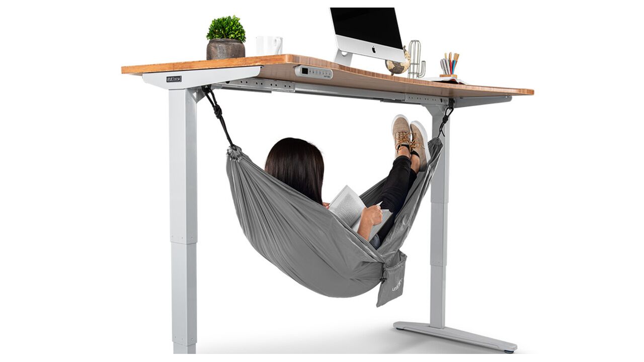 Illustratie voor: Deze hangmat voor aan je bureau maakt je werkdag een stuk relaxter