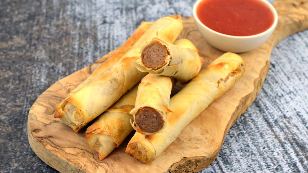 Illustratie voor: Deze loempia frikandel uit de airfryer eet jij op de volgende borrel