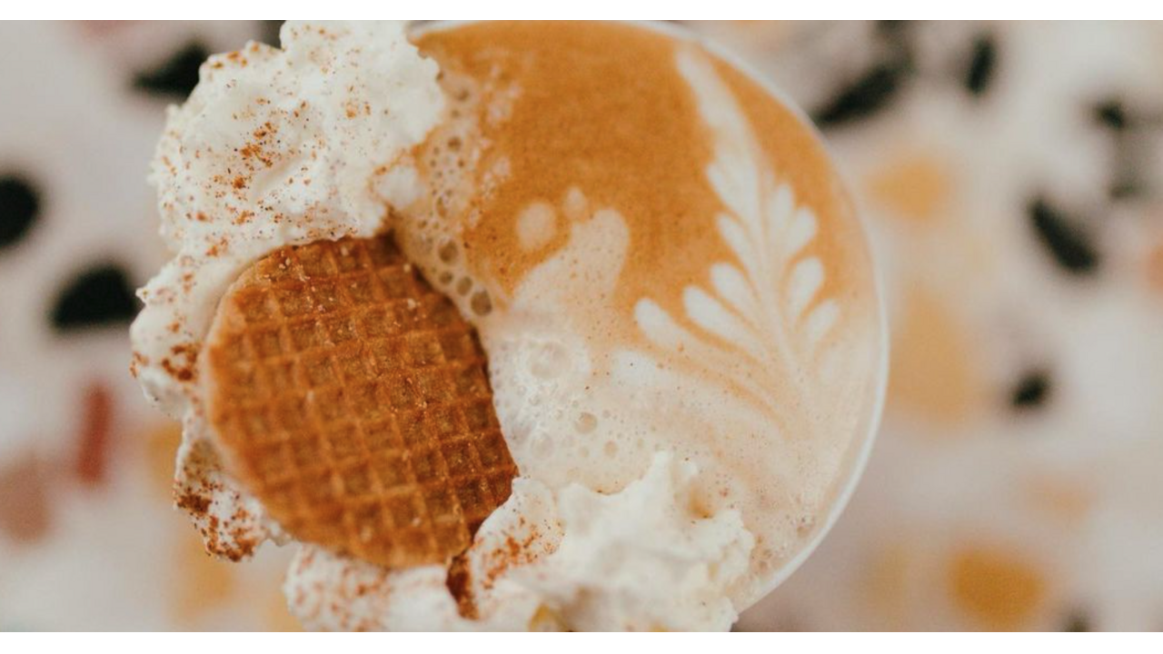 Illustratie voor: De Stroopwafel Latte is hét nieuwe winterse drankje van de Starbucks