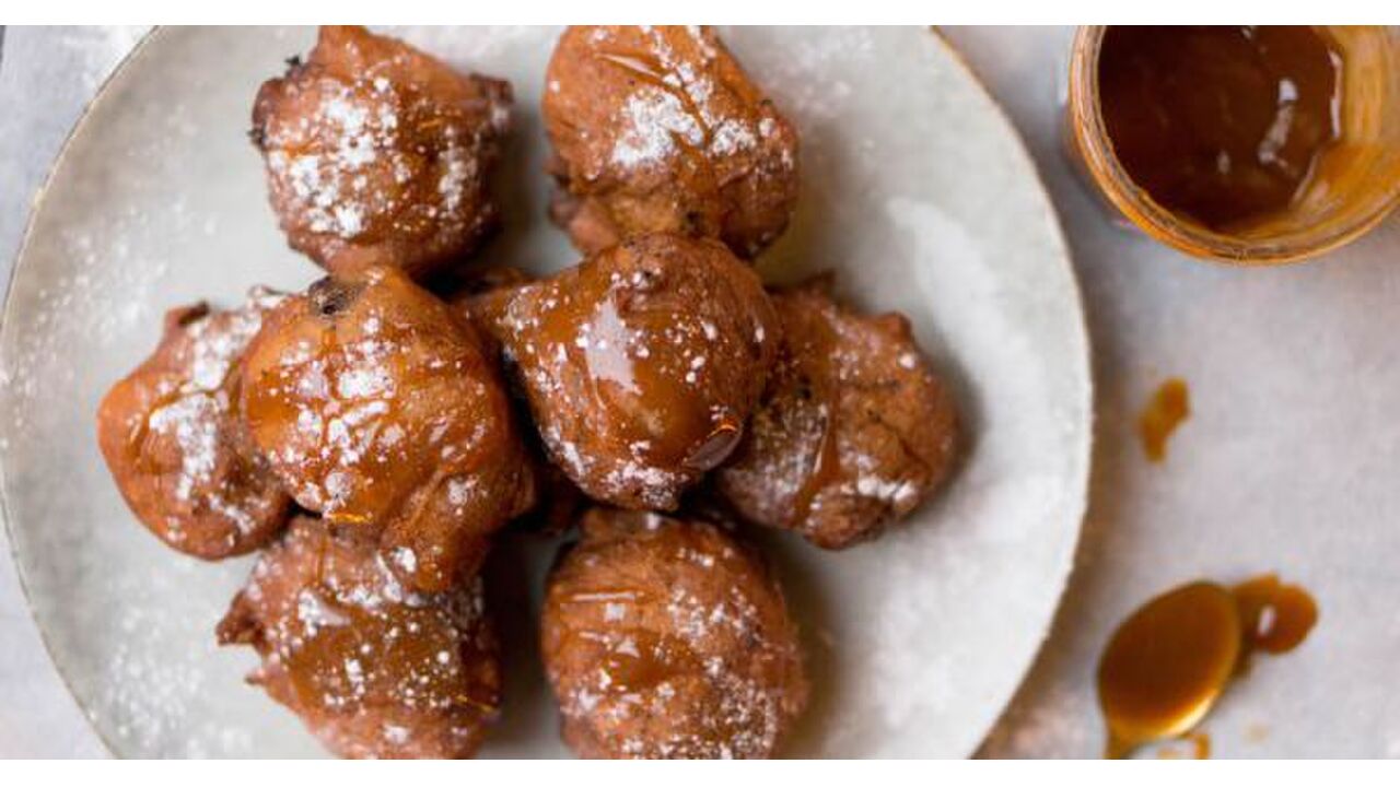 Illustratie voor: Deze chocolate chip oliebollen maak jij met Oud & Nieuw