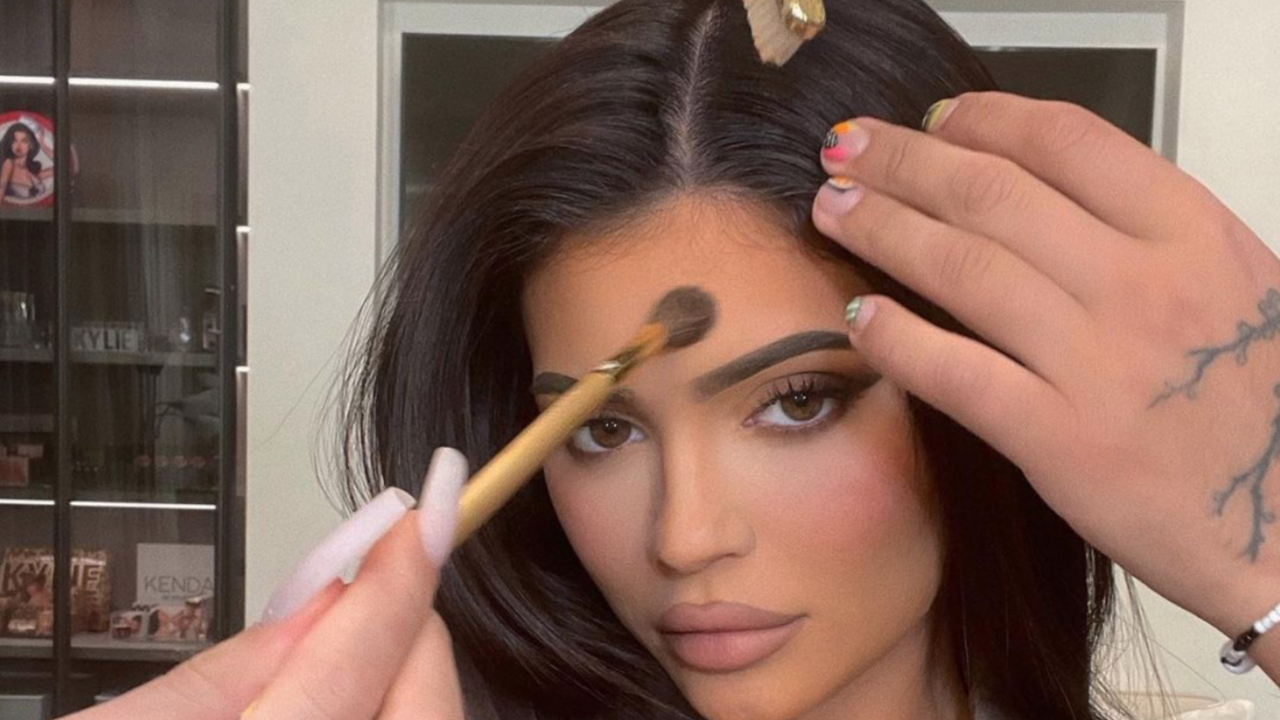 Illustratie voor: Het bizarre effect van het dragen van make-up op je brein