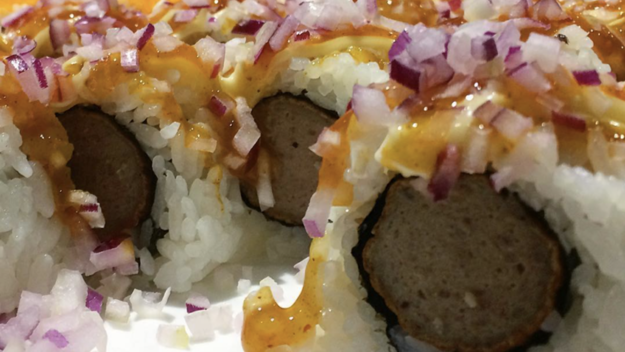 Illustratie voor: De frikansushi (combi tussen sushi en frikandel) moet jij sowieso proberen
