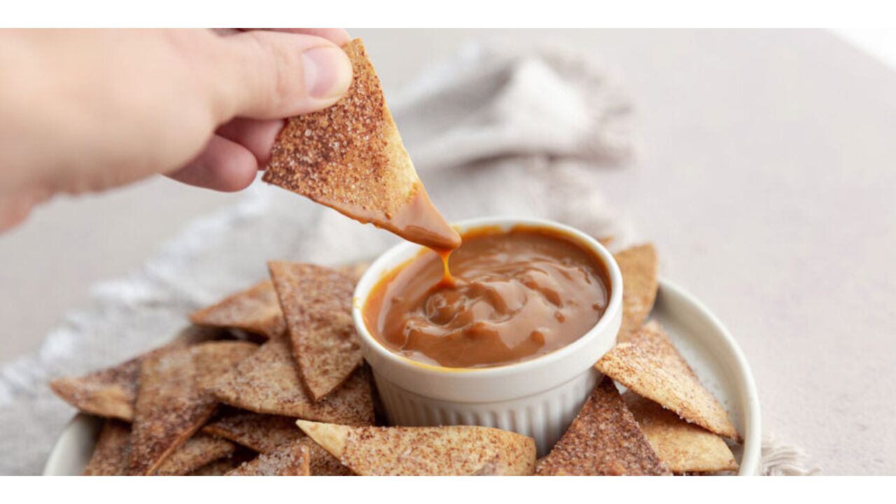 zoete-tortilla-chips-karamelsaus