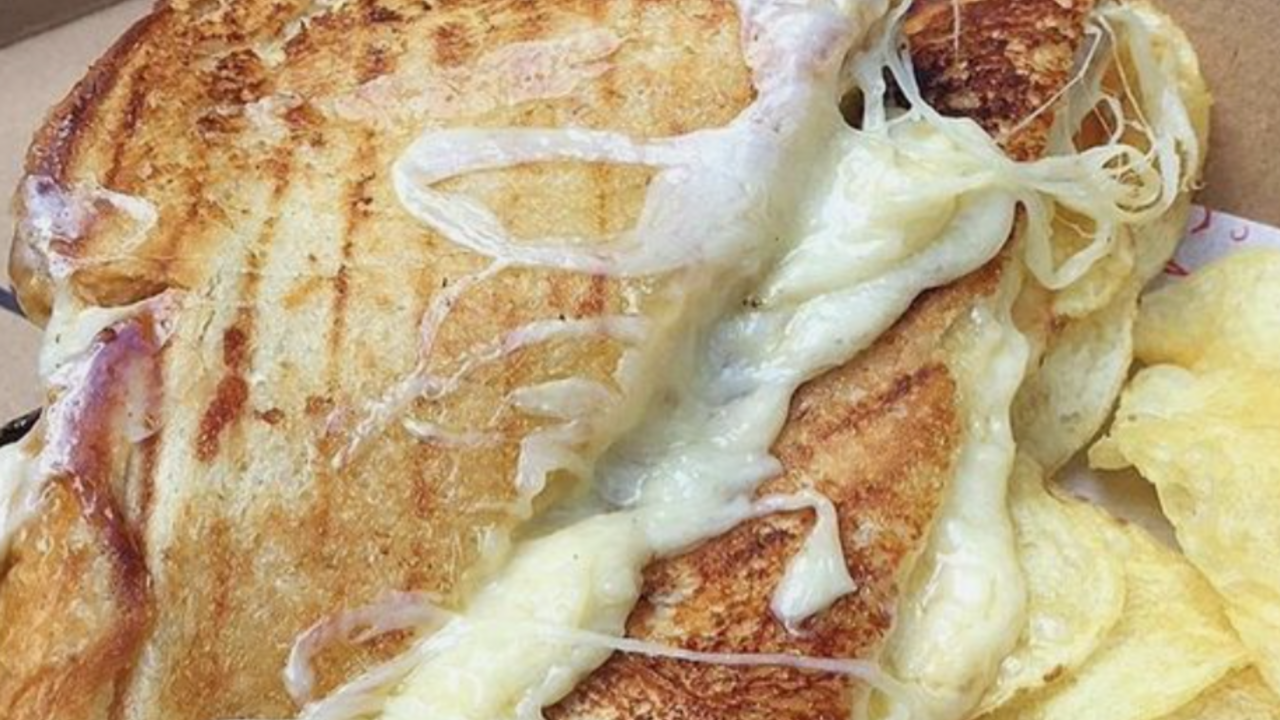 Illustratie voor: Huh! Zorgt het eten van kaas voor meer nachtmerries?