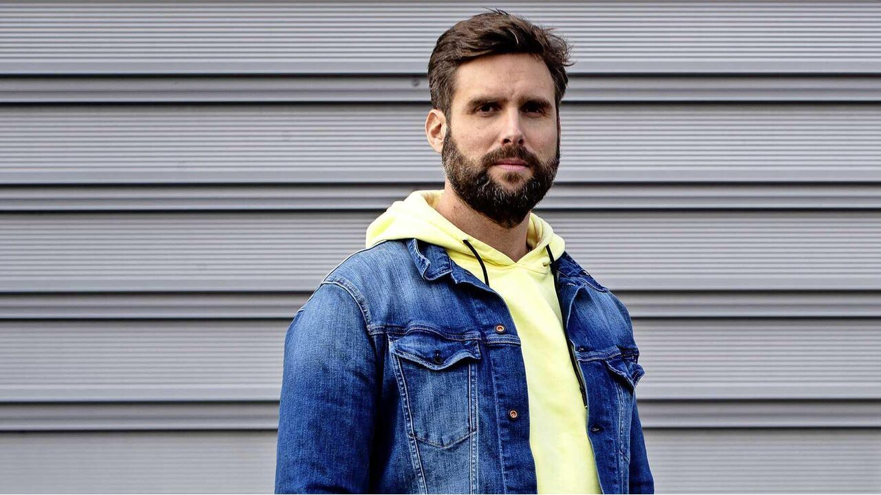 Illustratie voor: Zien: Nick Schilder showt zijn sixpack op de cover van Men’s Health