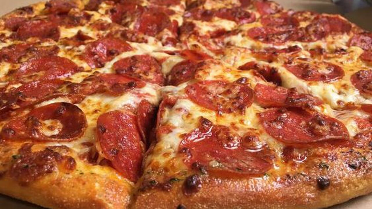 Illustratie voor: Aha! Dit is de reden dat afhaalpizza nooit helemaal doorgesneden wordt
