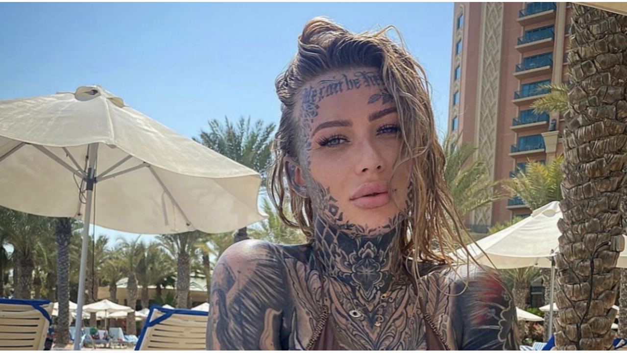Illustratie voor: Vrouw laat tattoo’s voor een dag verwijderen en het verschil is niet normaal