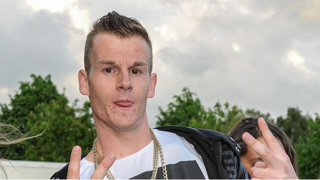 Illustratie voor: Zo ziet de nieuwe (33 jaar oudere) vriendin van Rapper Sjors eruit