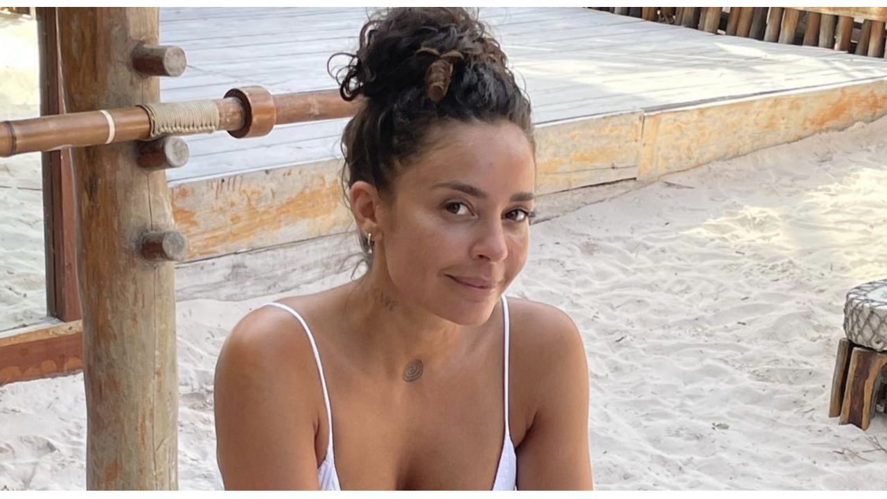 Illustratie voor: Fajah Lourens laat zien hoe ze er nu zonder borstimplantaten uitziet