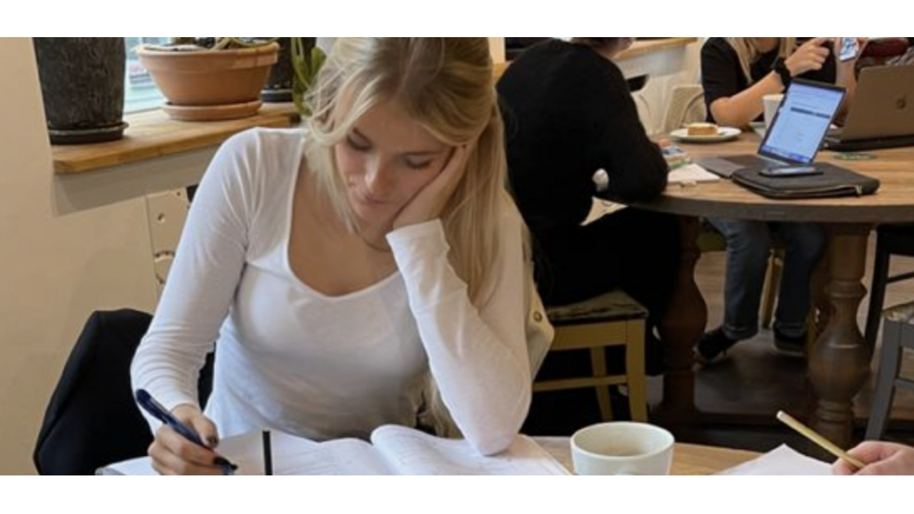 Illustratie voor: Zó hoog is de gemiddelde studieschuld in Nederland