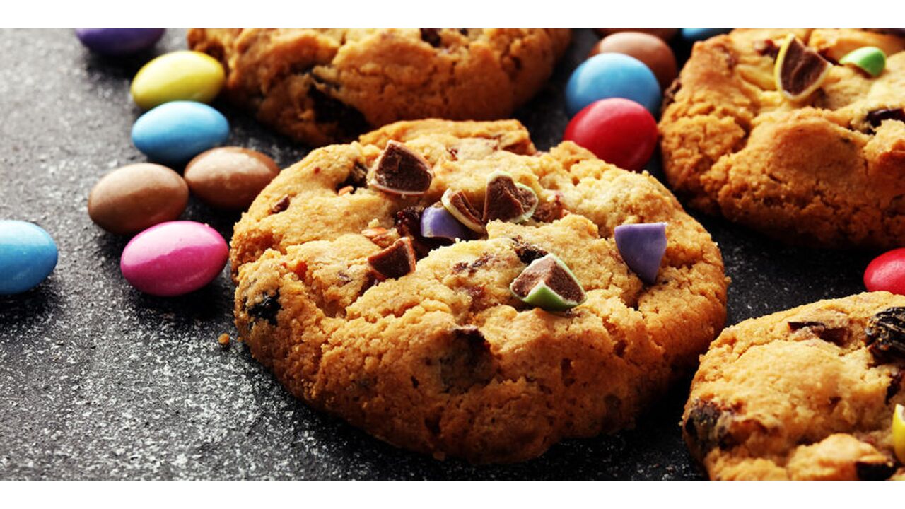 Illustratie voor: Dit recept voor super simpele smarties-koekjes heb jij binnen no time gemaakt