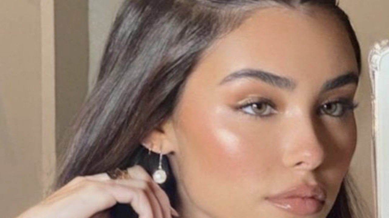 Illustratie voor: Beauty hack: je kan beter je make-up aanbrengen met een wattenstaafje
