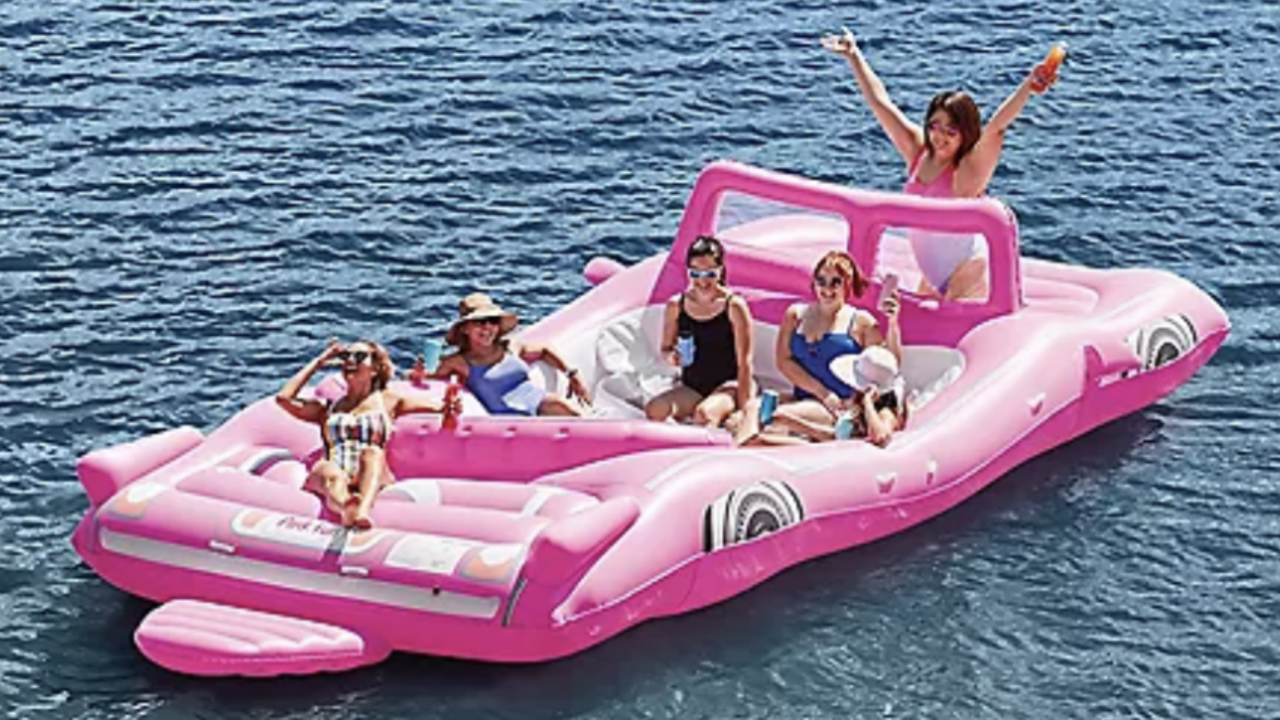 Op deze opblaasbare limo van ruim 6 meter dobber jij deze zomer