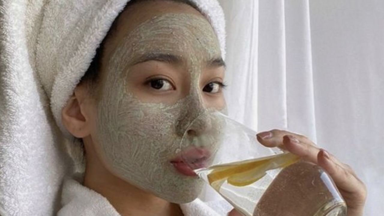 Illustratie voor: Welk dieet is het beste als je last hebt van acne of rosacea?