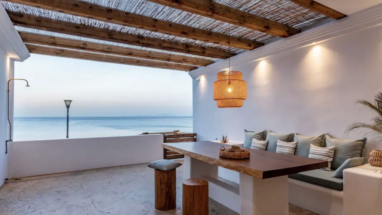 Illustratie voor: Deze gehele Griekse spa villa huur je voor maar €20 per nacht