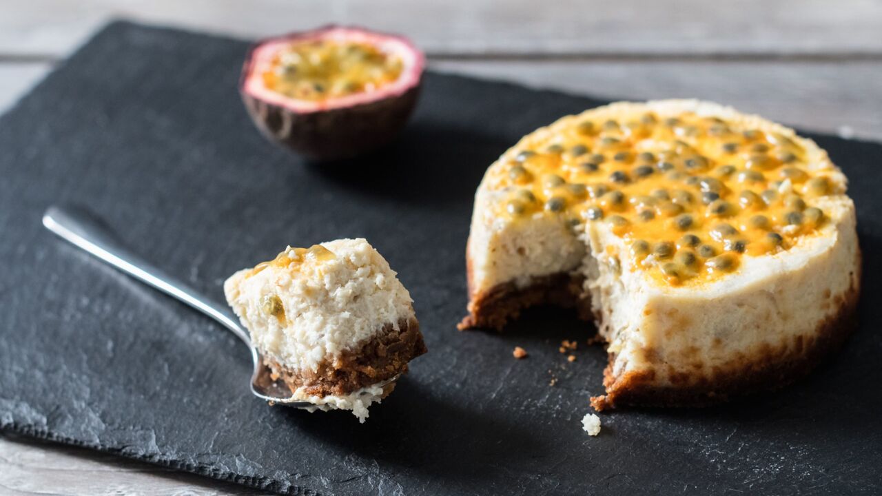 Illustratie voor: Trommel je vriendinnen op: deze Pornstar Martini-cheesecake moet je proberen