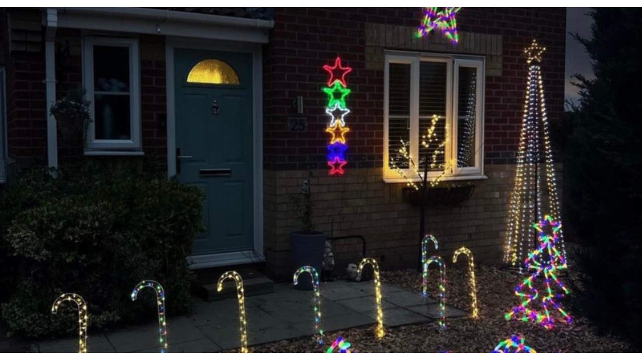 Vrouw versiert 4 maanden voor kerst haar huis