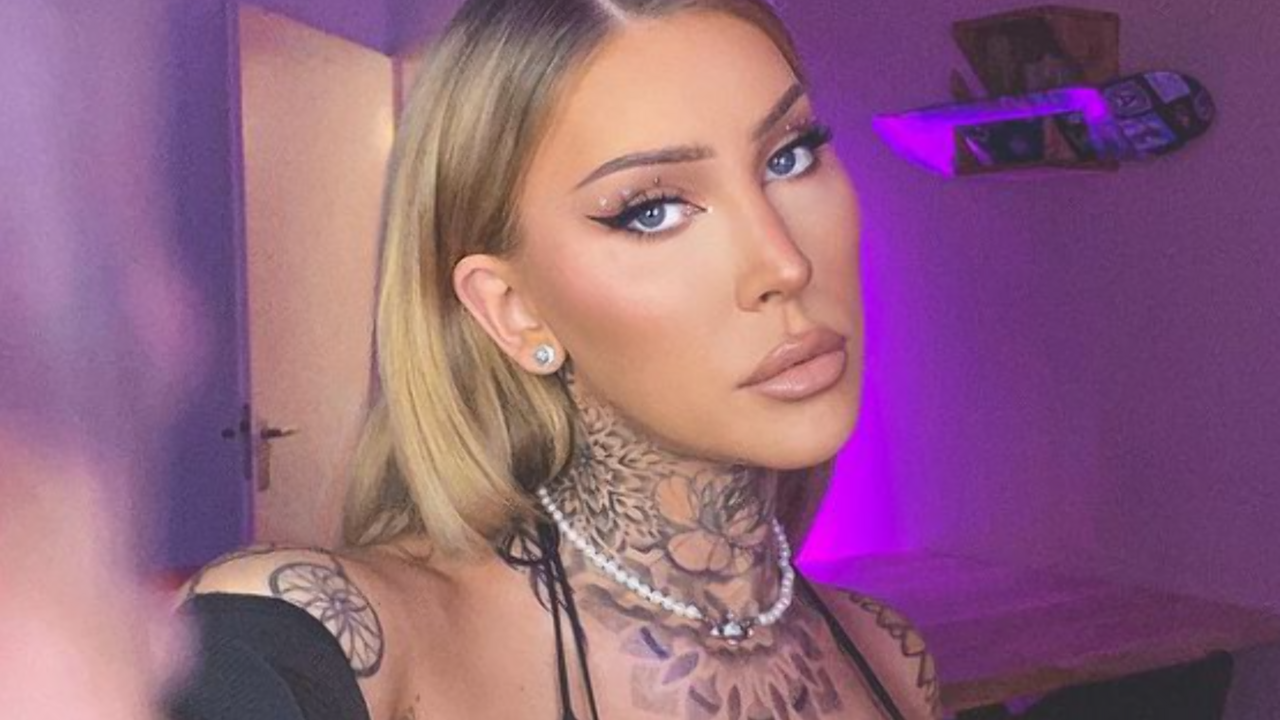 Illustratie voor: Omg: dit is hoe Jessie Maya er zonder tattoos uitziet