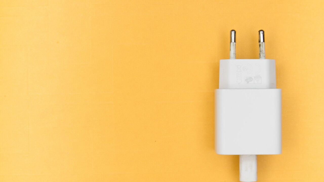 iPhone-lader in het stopcontact