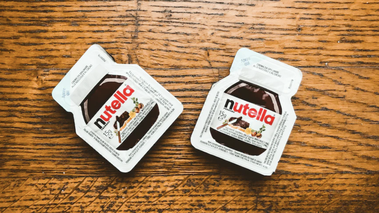 melk in een lege pot nutella moet gieten