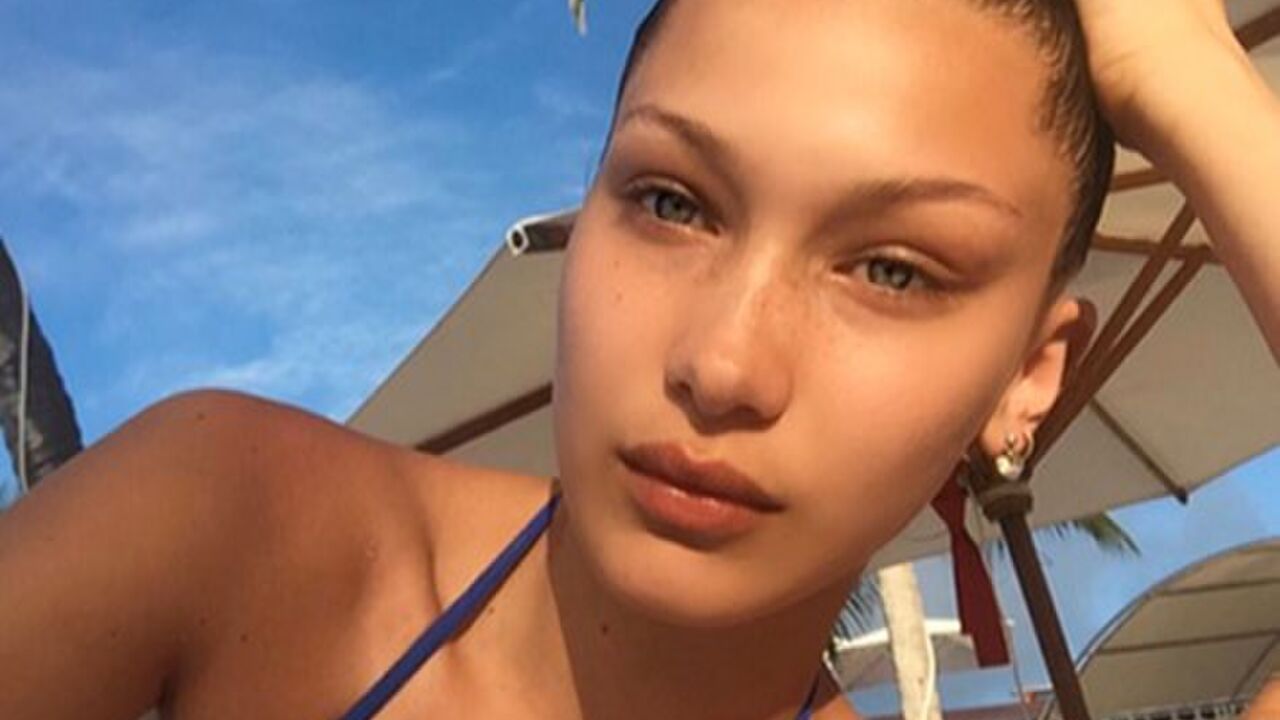 Illustratie voor: Met dit TikTok-trucje creëer je een kaaklijn à la Bella Hadid