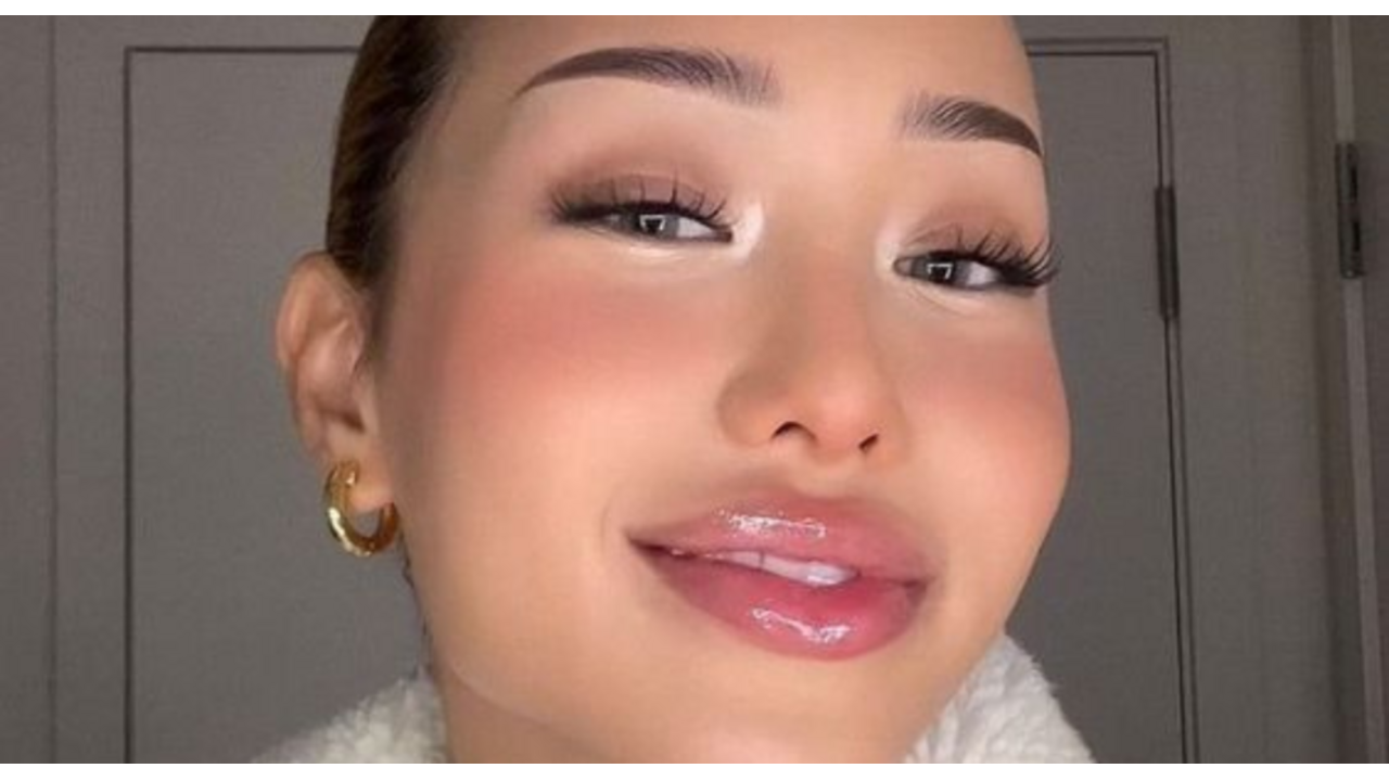 Cold girl make-up look