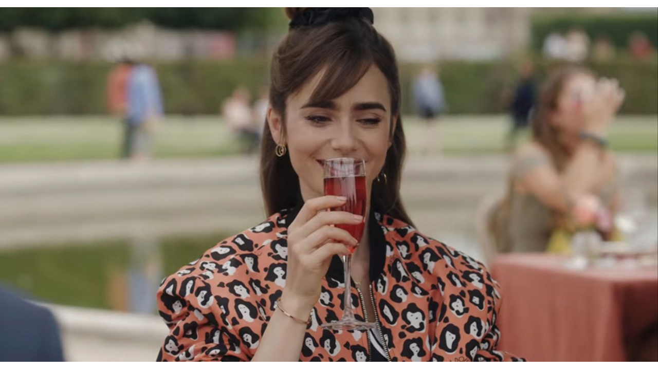 Kir Royale maken Emily in Paris