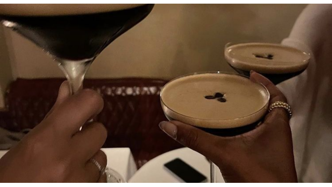 Illustratie voor: Recept: espresso martini met karamel zeezout