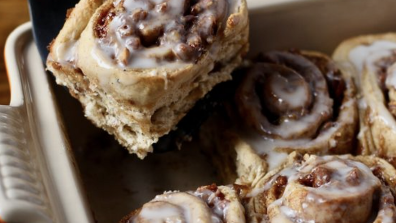 cinnamon rolls van bananenbrood