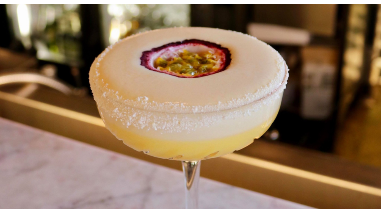 White chocolate passionfruit martini cocktail zoet recept