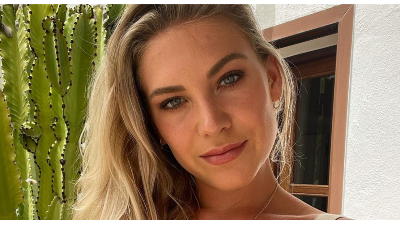 Jessie Jazz zwanger groeiende babybuik foto lingerie