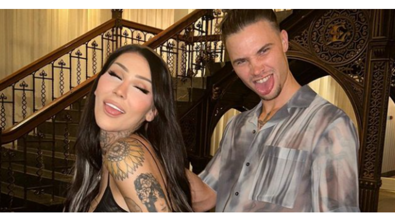 jessie maya zet tattoo met initiaal van nieuwe lover koen schetters